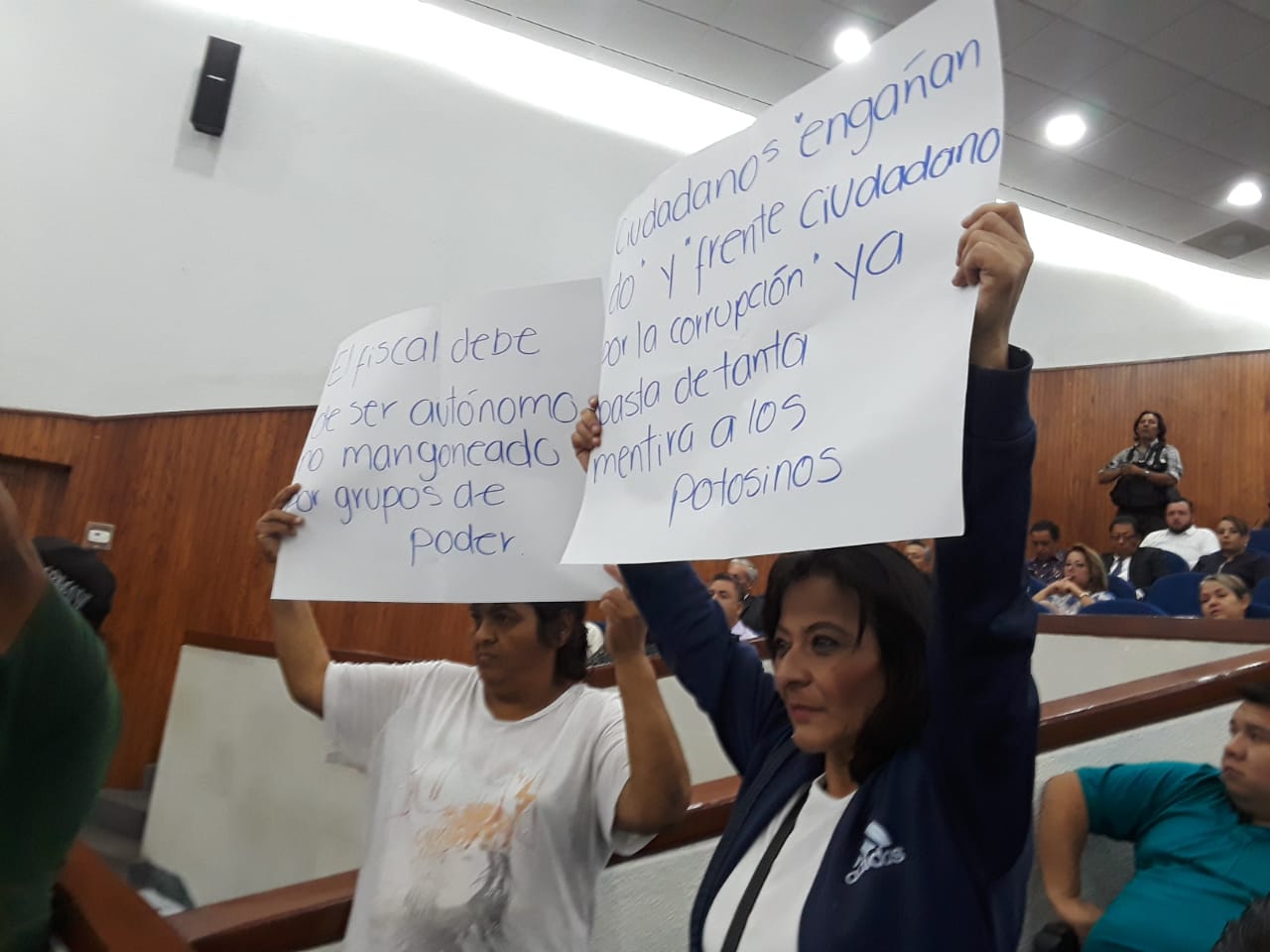  “Yo más que nada vengo a apoyar a Gallardo”, reconoce mujer que se manifestó en comparecencia de Garza