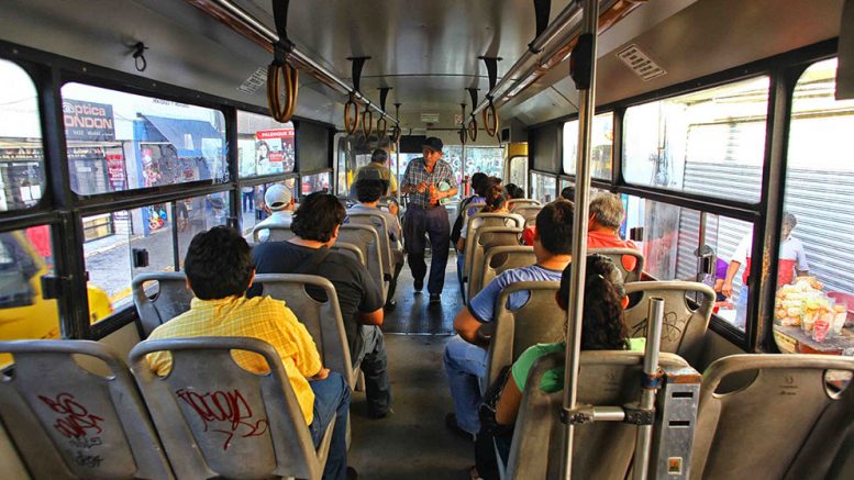  Para combatir violencia contra las mujeres en el transporte urbano, el gobernador propone instalación de botones de pánico