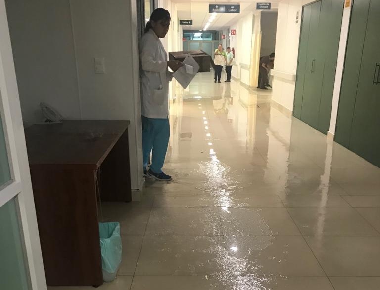  Volvió a filtrarse la lluvia a la clínica 2 del IMSS; igual que en mayo de 2018, luego de remodelada