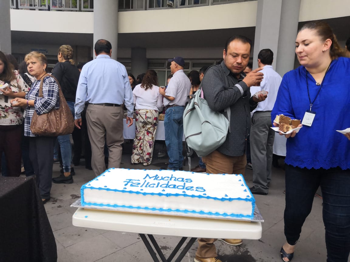  En horario laboral, empleados del Ayuntamiento capitalino celebran el cumpleaños del alcalde