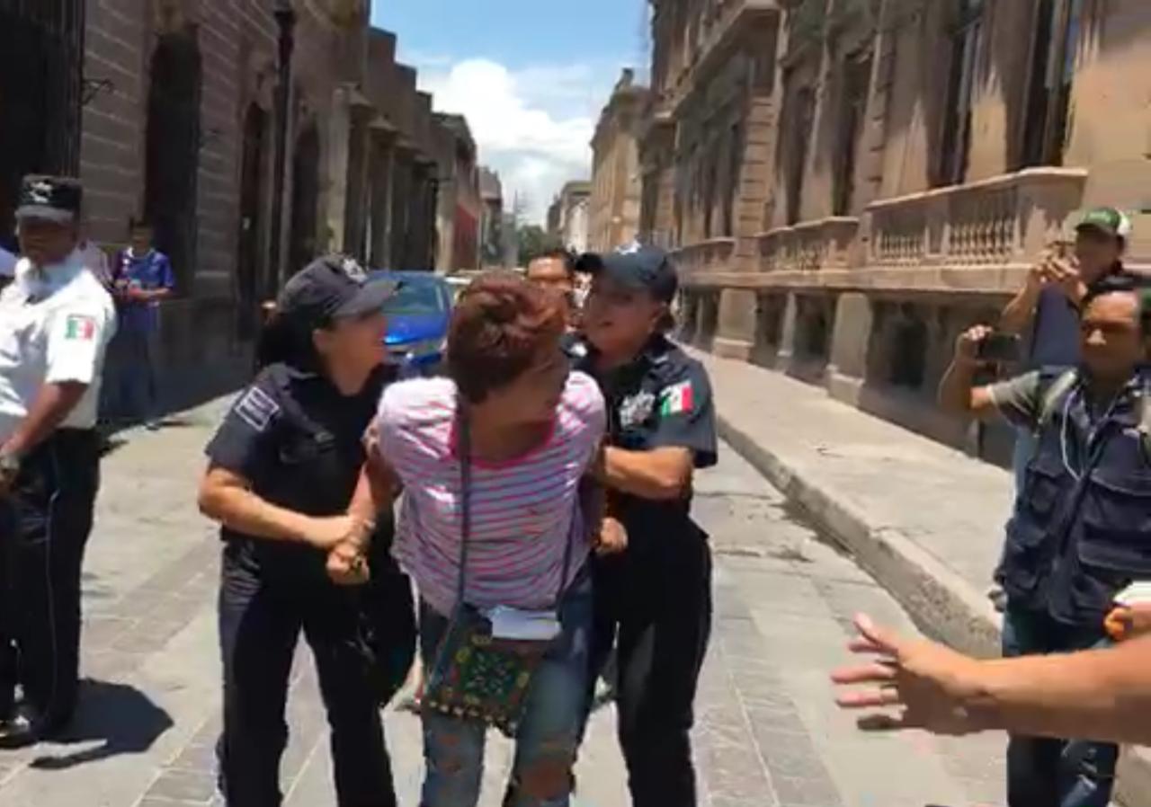  Policías municipales retiran a ambulantes del Centro Histórico con uso de la fuerza