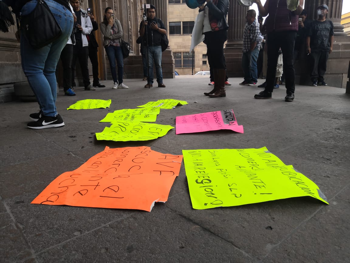  A cacerolazos, se manifiestan contra Nava durante evento en el Teatro de la Paz (Video)