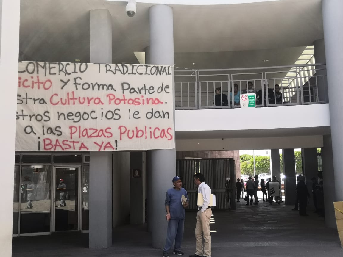  Ambulantes desalojados de plaza del Carmen se manifiestan en la UAM