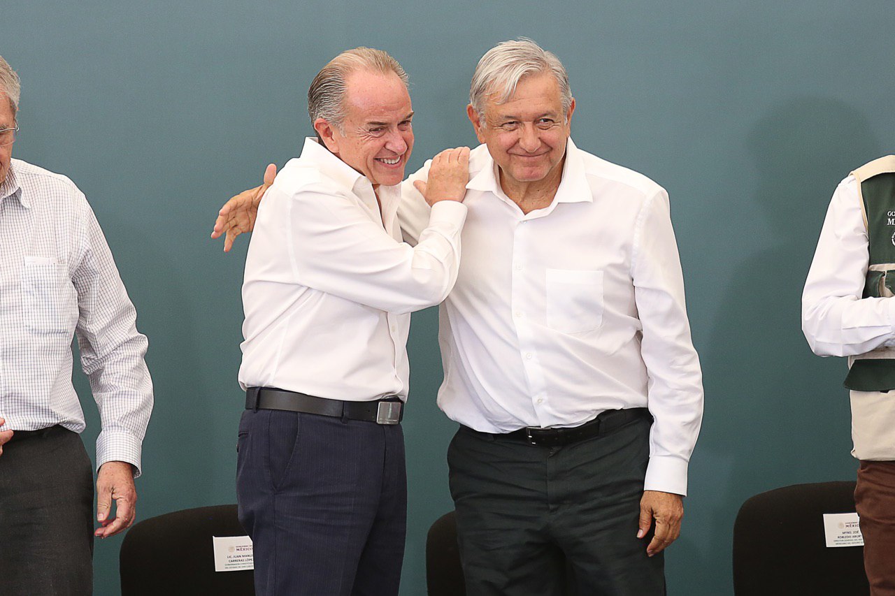 Junto al presidente el gobernador Carreras es feliz, feliz, feliz