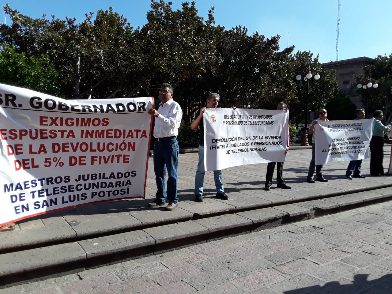  Maestros jubilados se manifiestan frente a Congreso