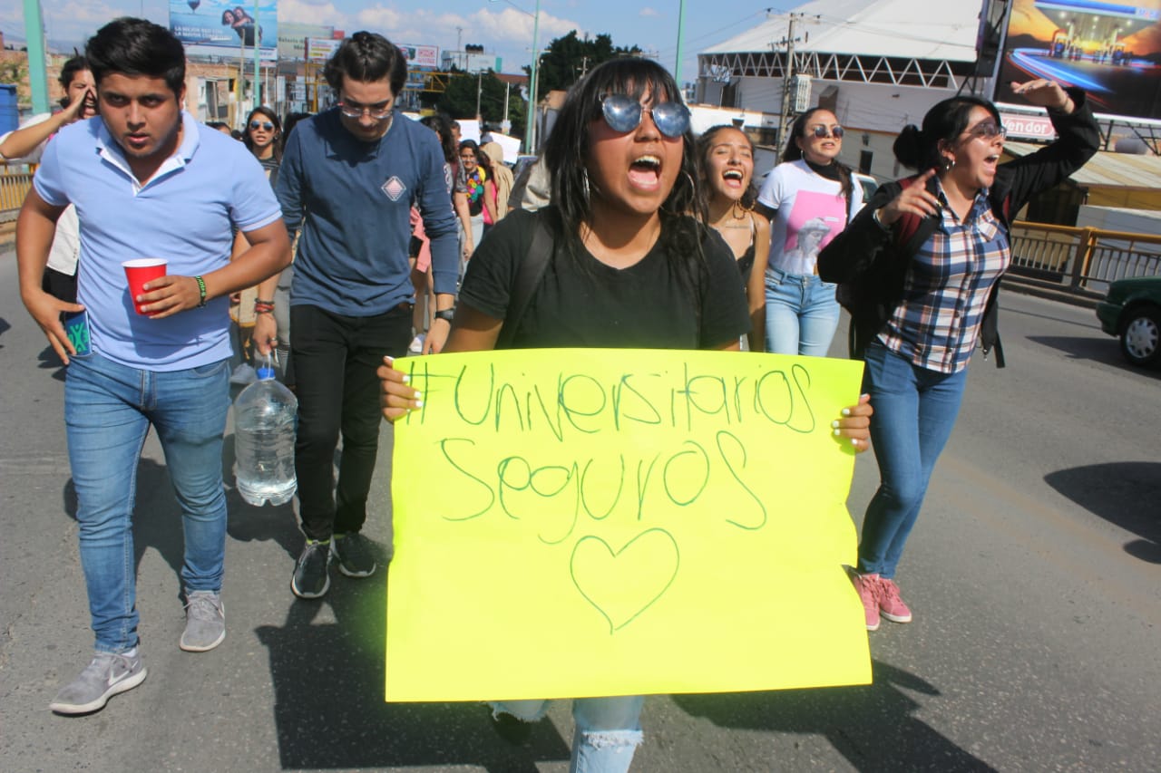  Universitarios se manifiestan para exigir seguridad