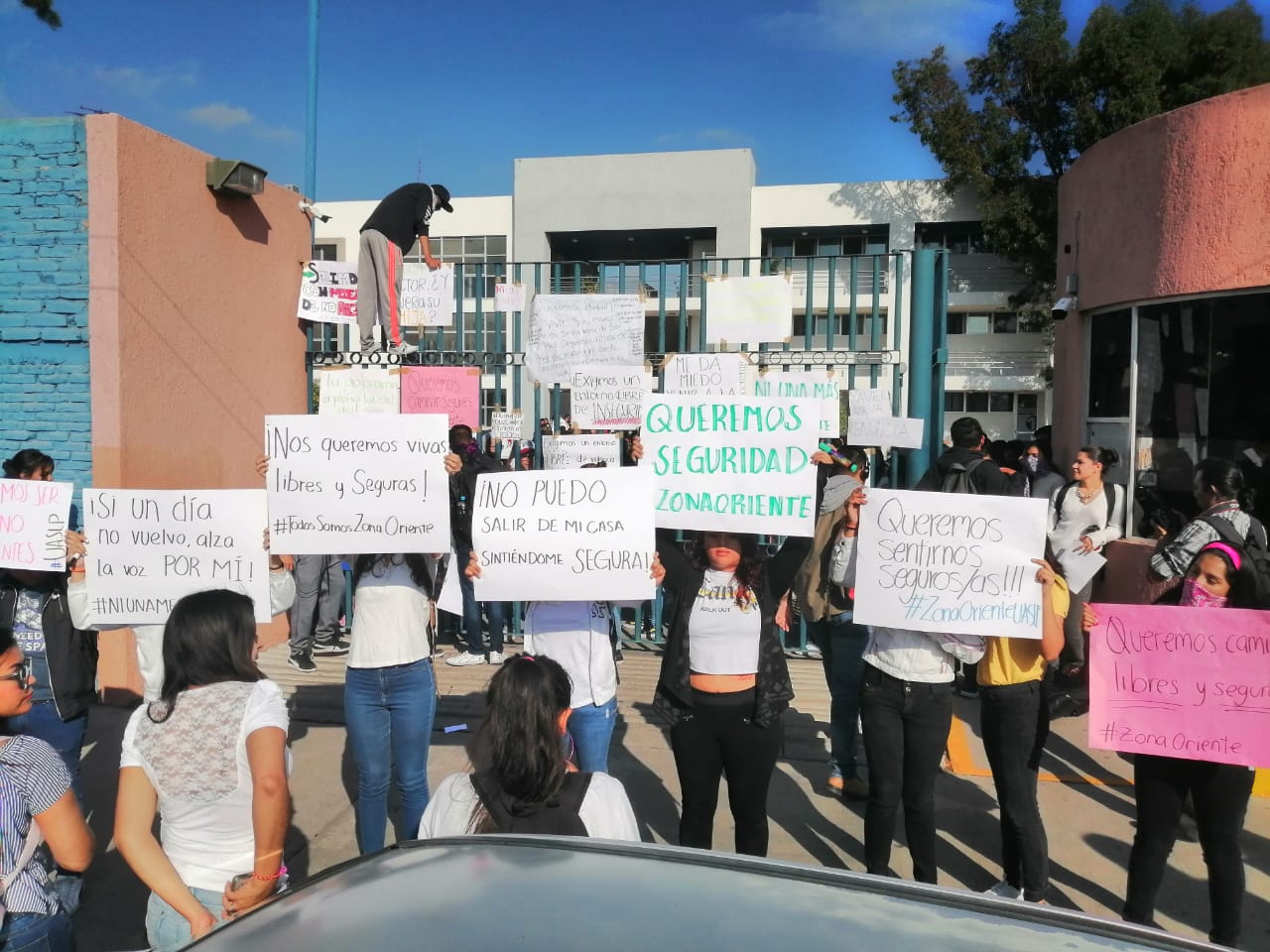  Estudiantes toman campus Zona Oriente de la UASLP