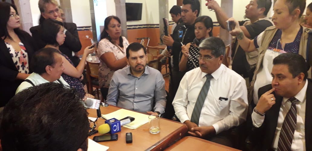  Mujer irrumpe y desacredita en rueda de prensa al juez Julián Ruiz Contreras