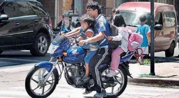  Los niños, vulnerables como pasajeros en motocicleta; proponen prohibir que los transporten