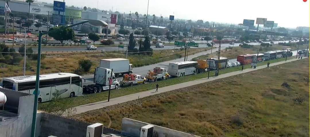  Transportistas bloquean la carretera 57