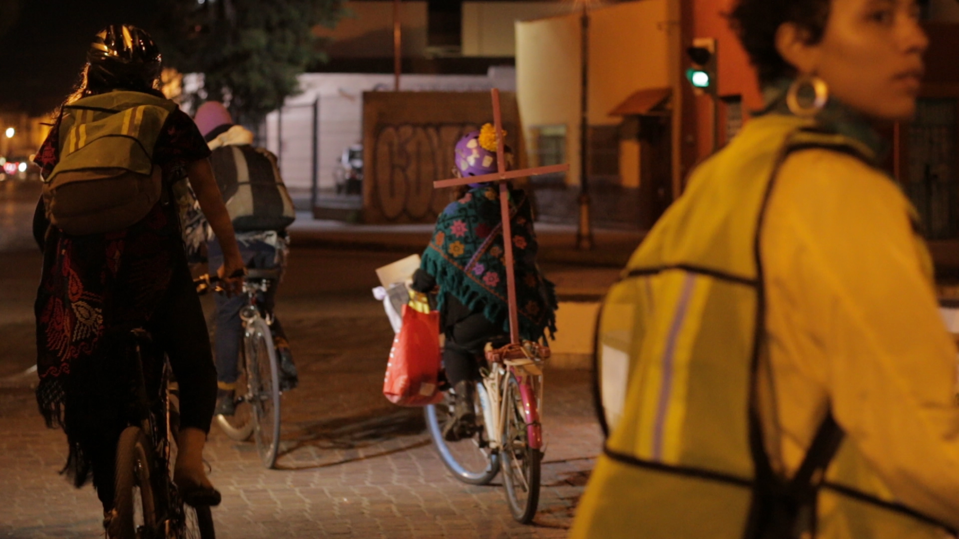  Mujeres ciclistas realizan rodada para honrar a víctimas de feminicidios