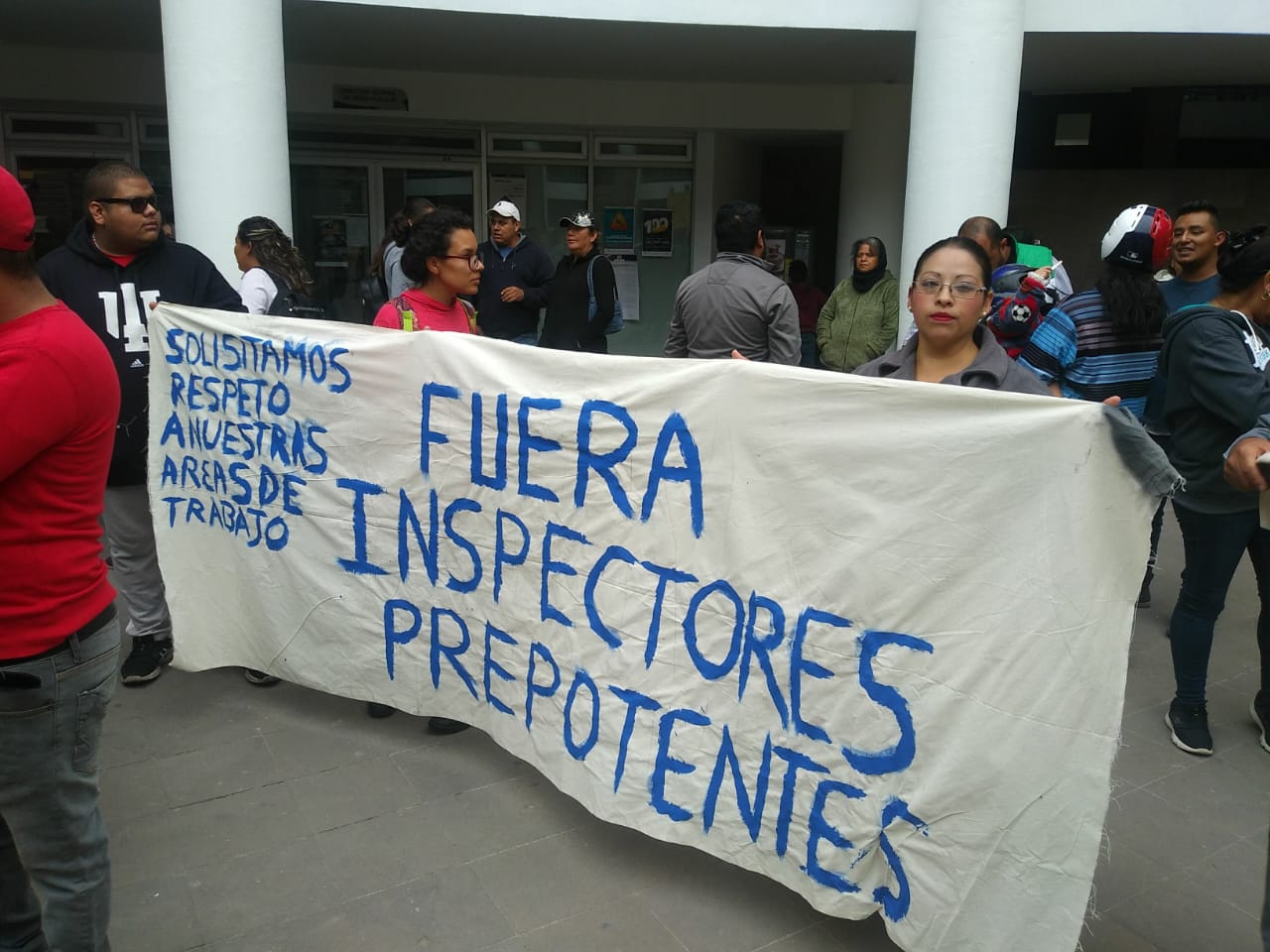  Tianguistas y ambulantes se manifiestan contra inspectores de Comercio