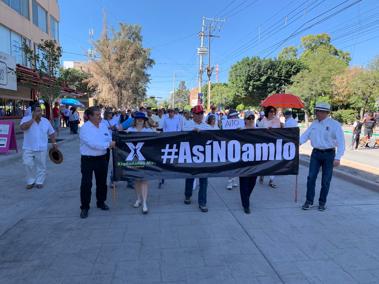  Marchan en SLP en contra del gobierno de AMLO (video)