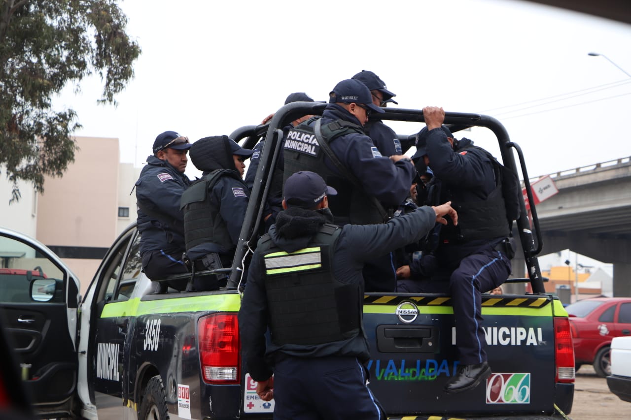  Aunque estaban listos desde noviembre, entregaron hoy uniformes a policías municipales