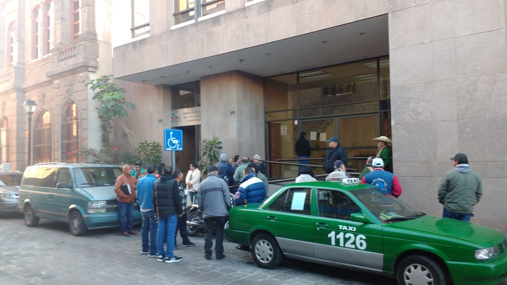  Policías jubilados y en activo bloquean acceso a Pensiones