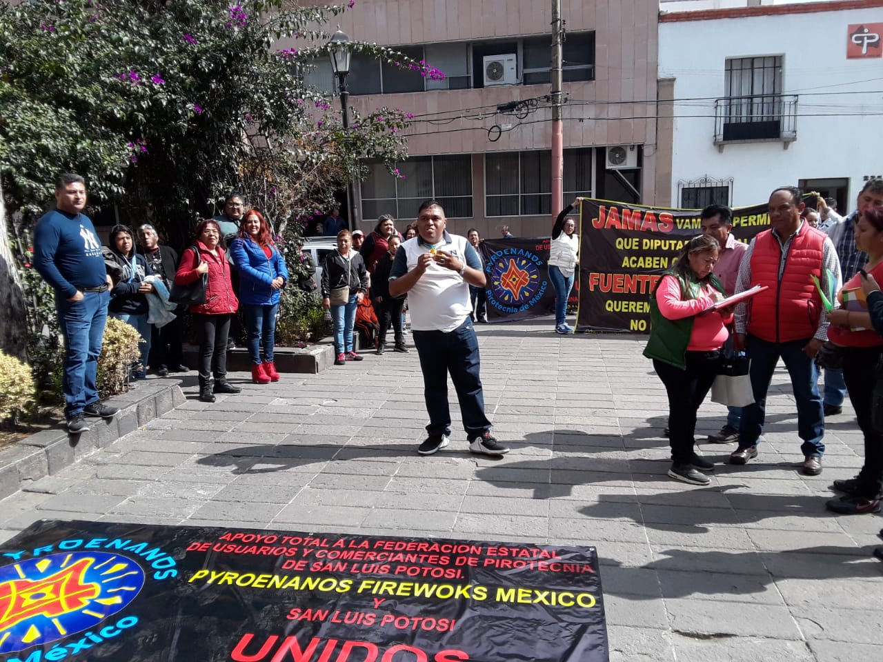  Vendedores de pirotecnia se manifiestan contra iniciativa de Edgardo Hernández