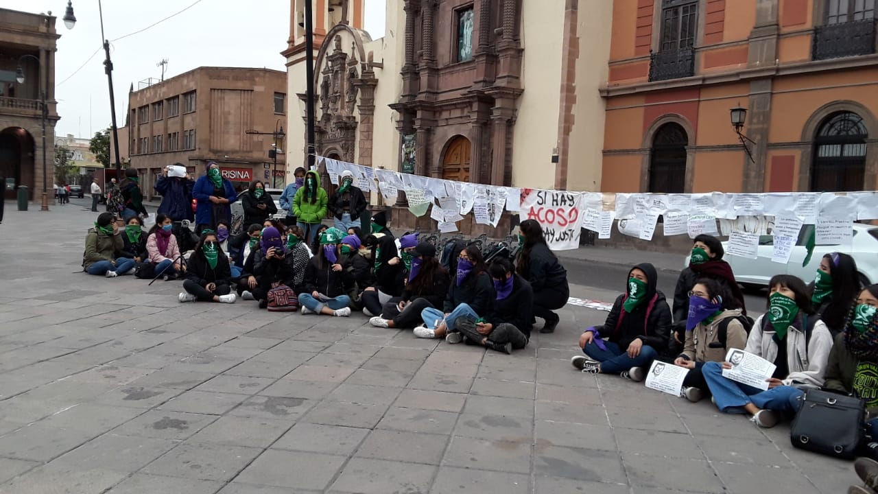  Universitarias exhiben a maestros acosadores frente al Edificio Central (fotos y videos)