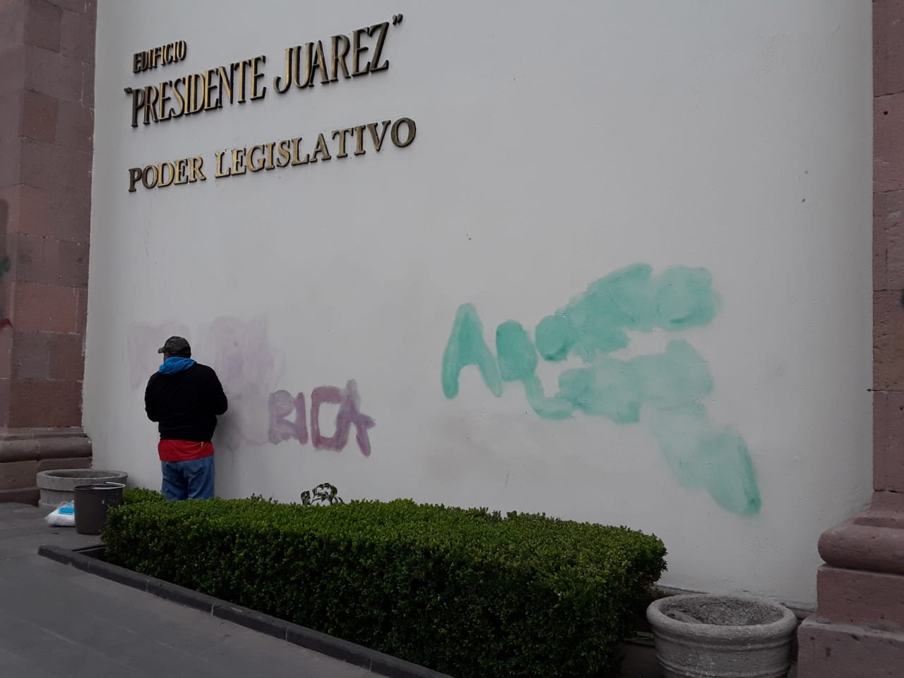  “Pudiesen haber dejado unas cartulinas”, dice Martín Juárez sobre pintas en Congreso