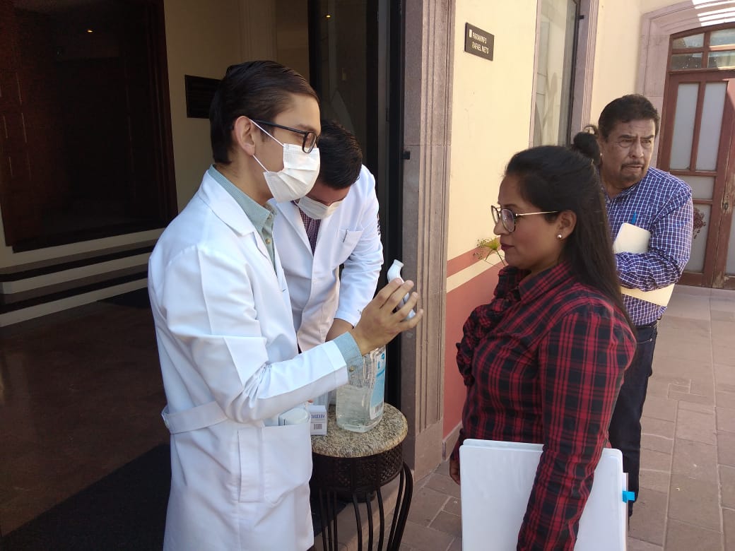  Alumnos de Medicina implementa filtro sanitario en sesión del Consejo Universitario