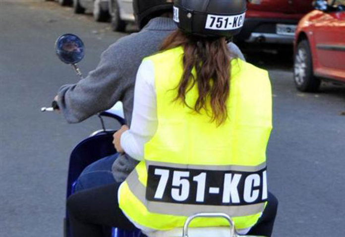  Propone Cándido obligar a motociclistas a usar chalecos con las placas impresas