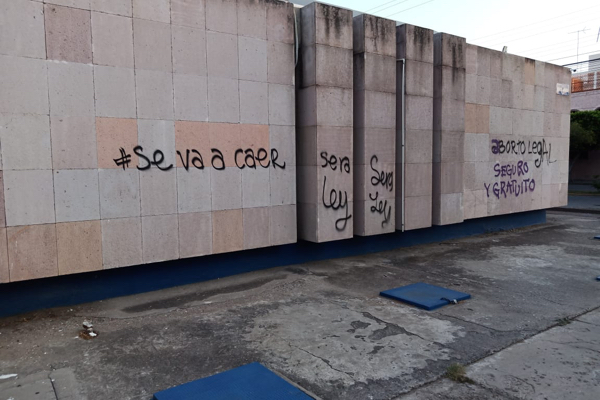  PRI y PAN anuncian acciones contra quienes realizaron pintas en sus sedes