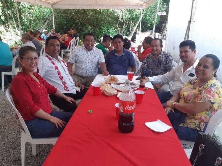  Representante de Carreras en la Huasteca rompe la sana distancia festejando su cumpleaños