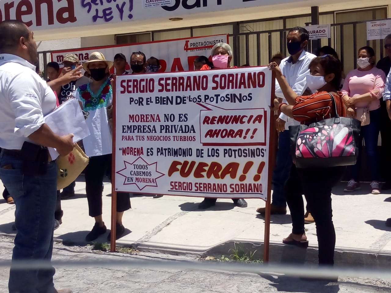  Militantes de Morena clausuran simbólicamente oficinas del partido
