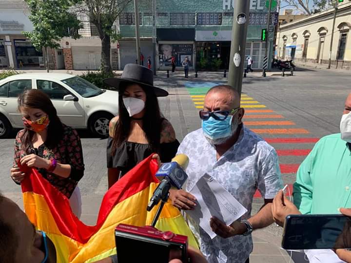  Pintan cruce peatonal en Carranza para visibilizar discriminación contra comunidad LGBTTTIQ
