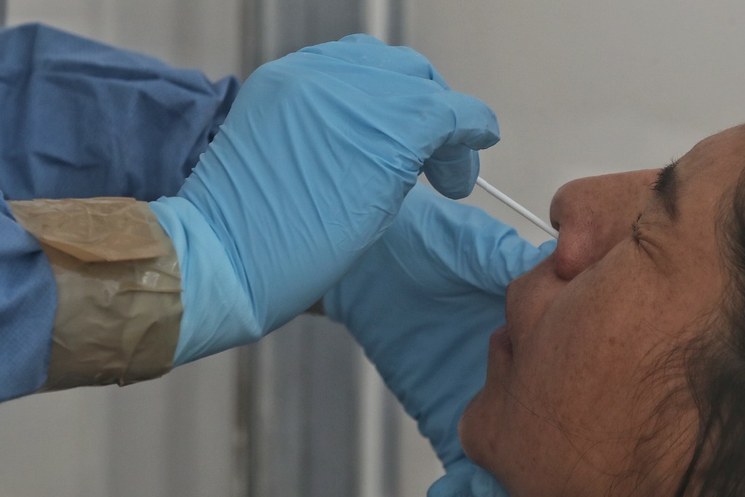  En agosto disminuyó la aplicación de pruebas para detectar coronavirus