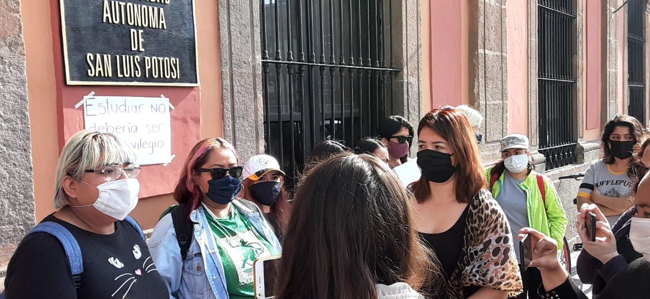  Feministas universitarias piden prórroga para el pago de inscripción a la UASLP