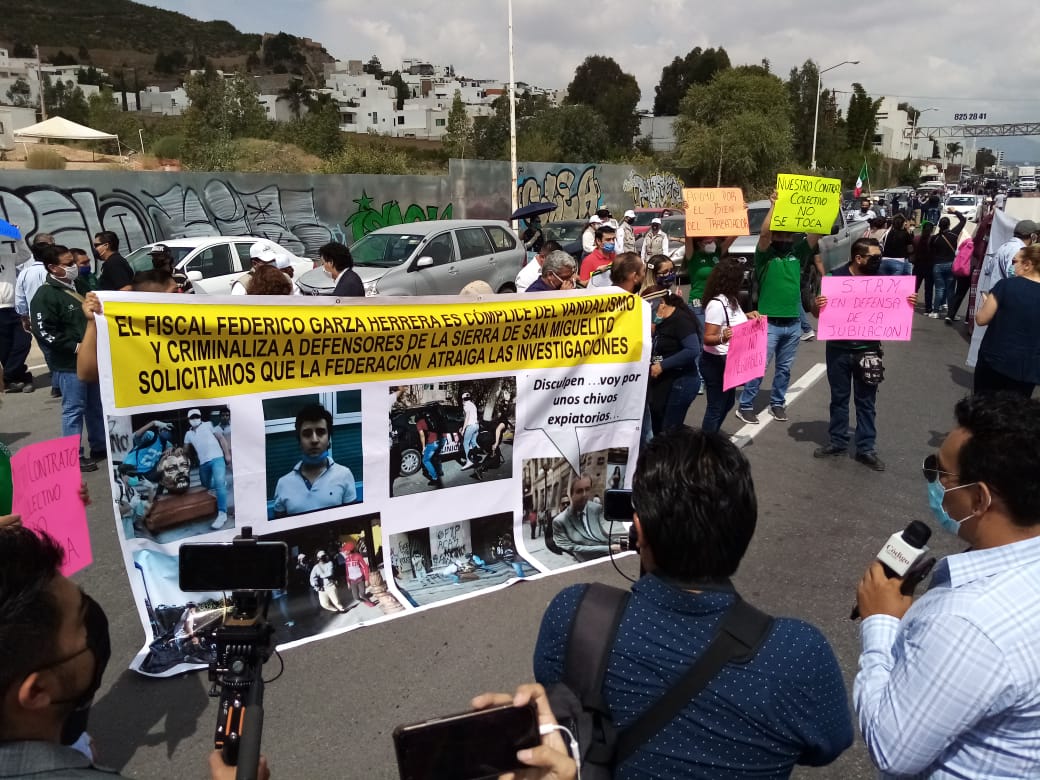  Se manifiestan a favor y en contra de AMLO previo a reunión de la Conago