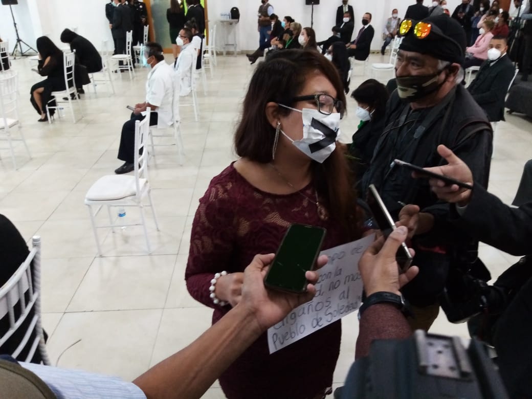  Regidora de Morena se manifiesta durante informe de gobierno de Gilberto Hernández