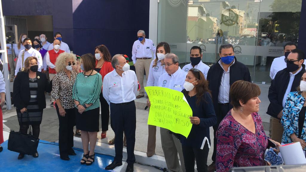  Manifestantes obligan a suspender discurso de Garza Herrera en evento de Gobierno del Estado