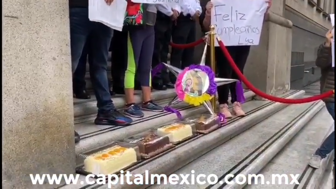  Celebran cumpleaños de Lía en escaleras de la SCJN (video)