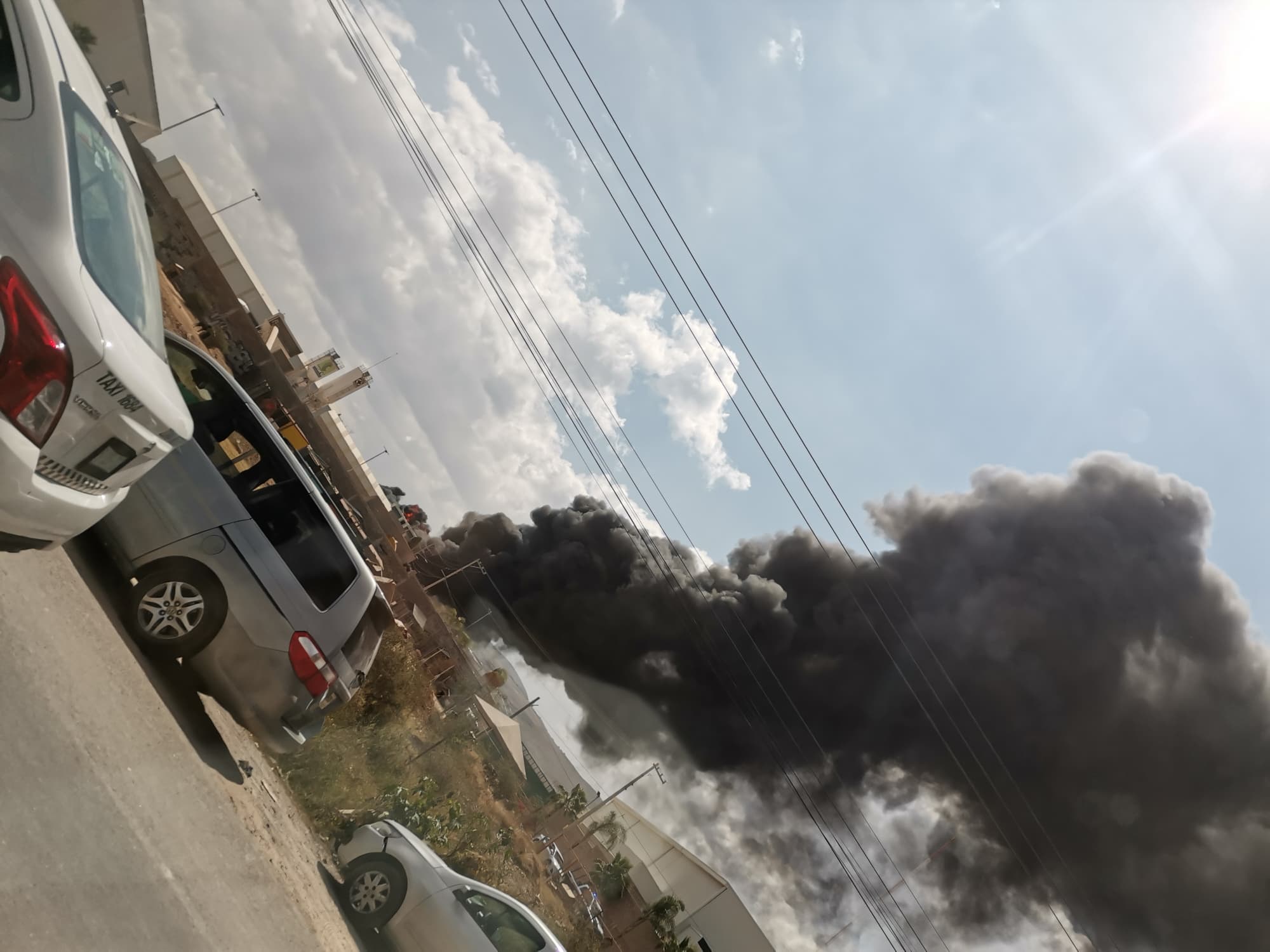  Incendio de fábrica provoca movilización en Rocha Cordero