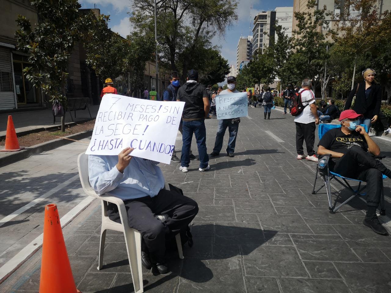  Trabajadores estatales bloquean Carranza por falta de pago