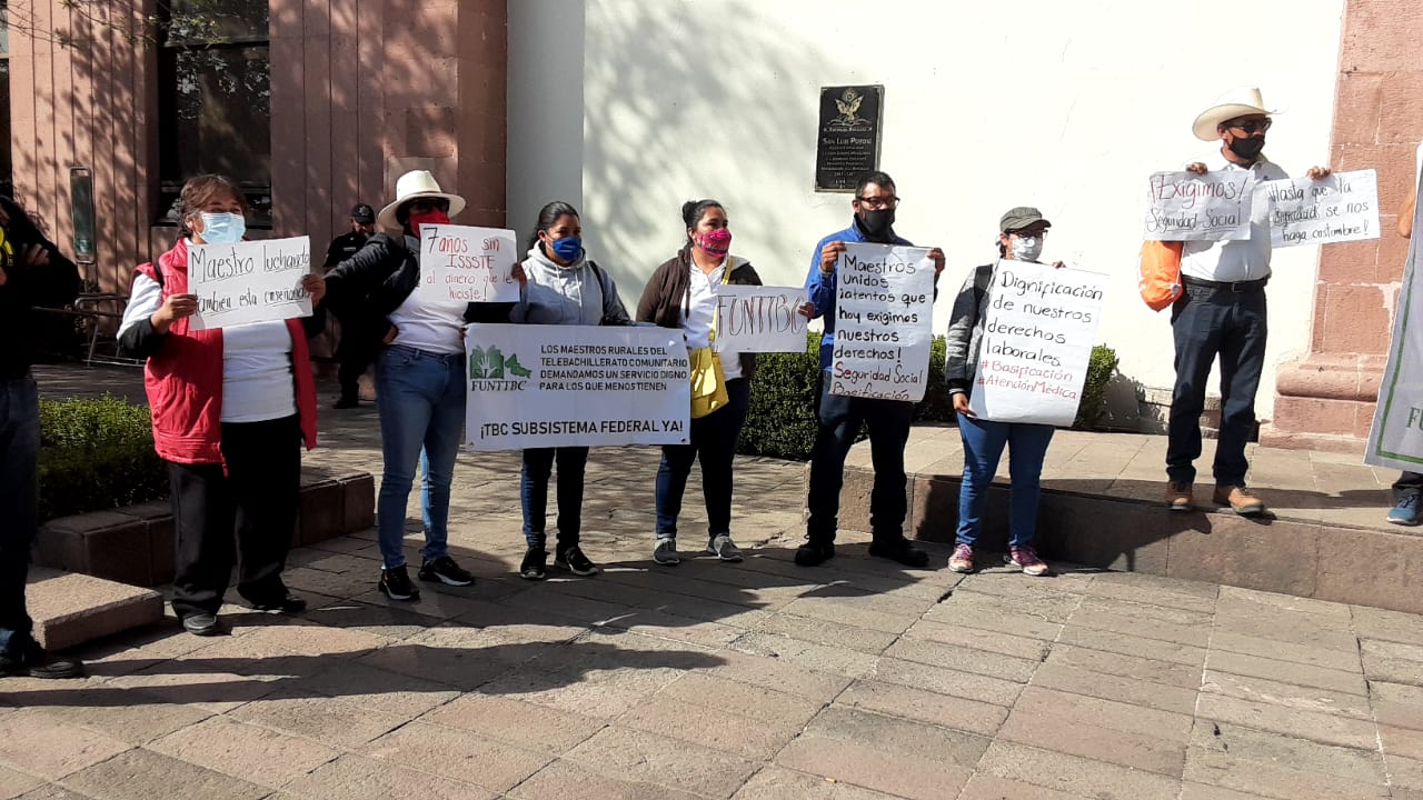  Docentes de Telebachillerato y jubilados se manifiestan en el Congreso