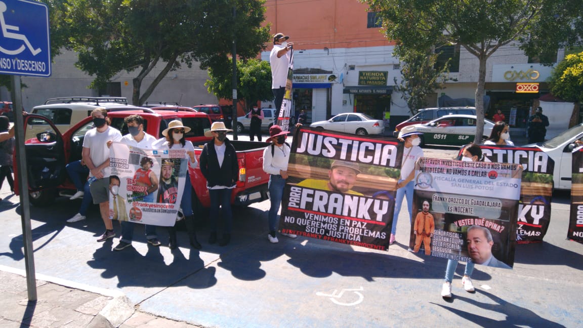  Se manifiestan en la Fiscalía para exigir liberación de ‘Franky’