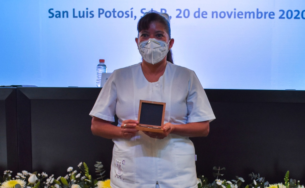  Destaca enfermera con 30 años de trayectoria en entrega de Condecoración Miguel Hidalgo