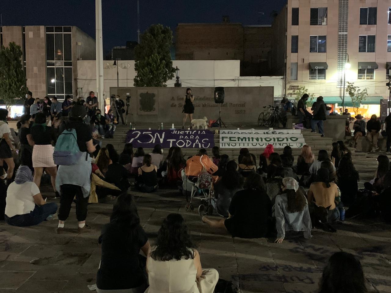  Feministas realizan actividades en el Centro Histórico para visibilizar la violencia contra la mujer