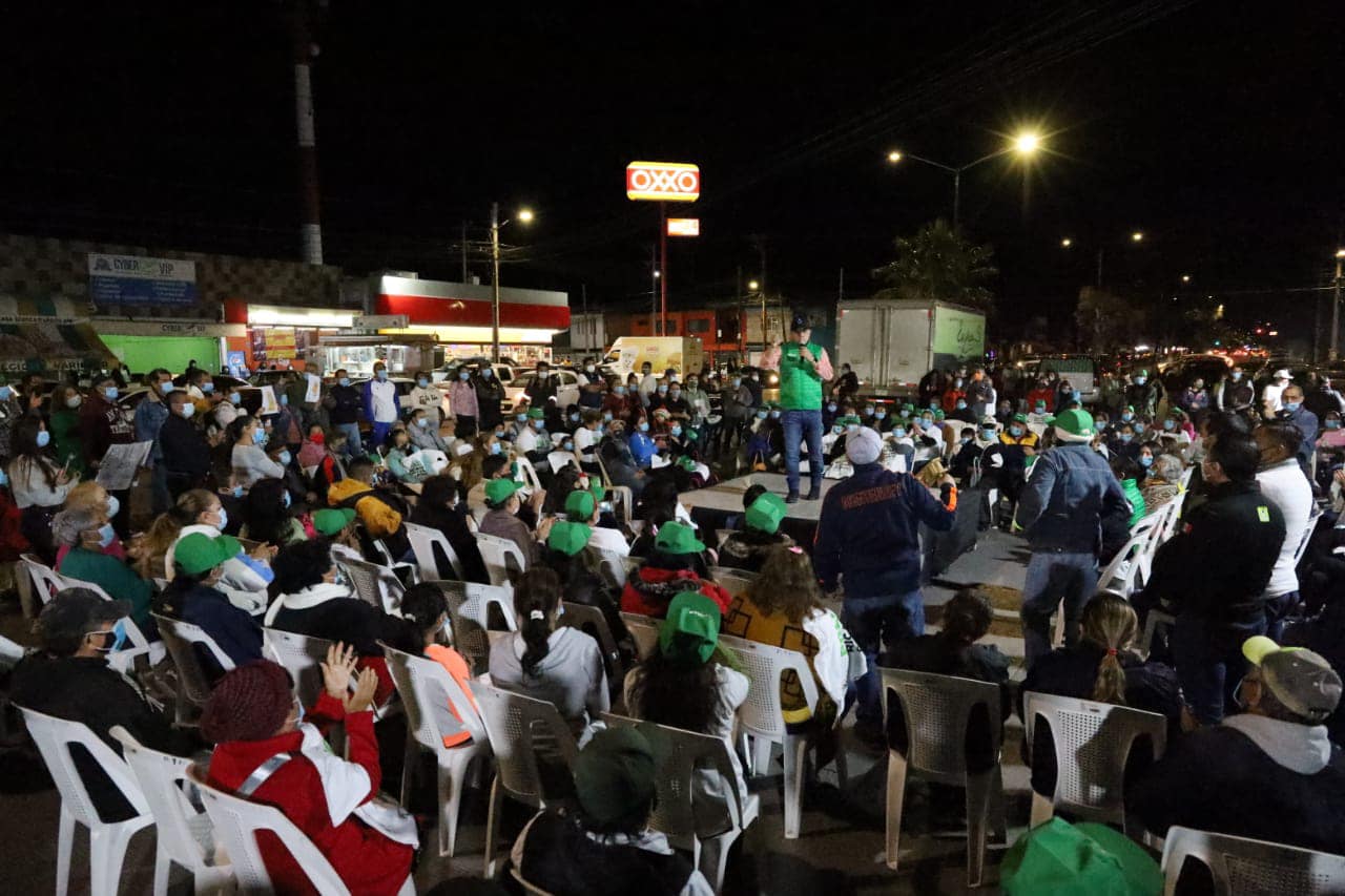  Denuncian que Ricardo Gallardo Cardona regala cobertores a cambio de credenciales para votar