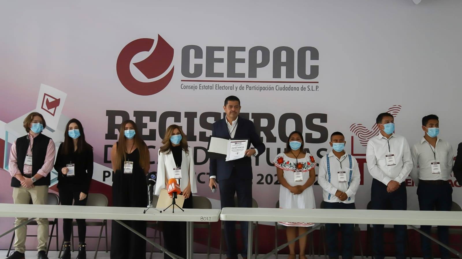  Arturo Segoviano se registra como candidato independiente a la gubernatura