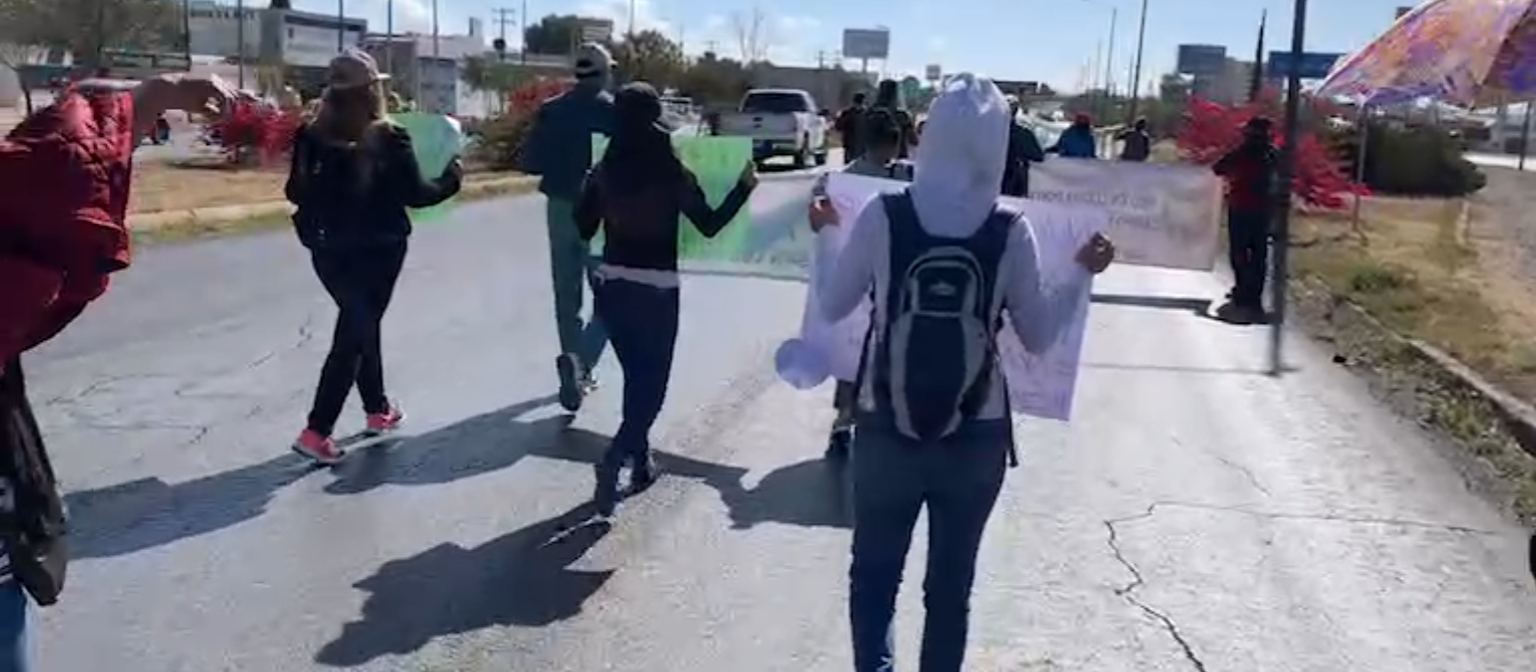  Militantes de Morena protestan sobre la carretera 57