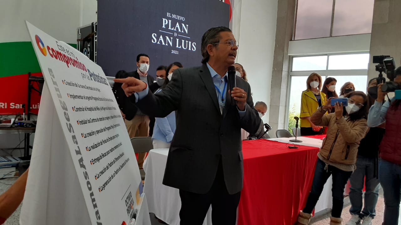  Pedroza Gaitán firma “compromiso por las potosinas”