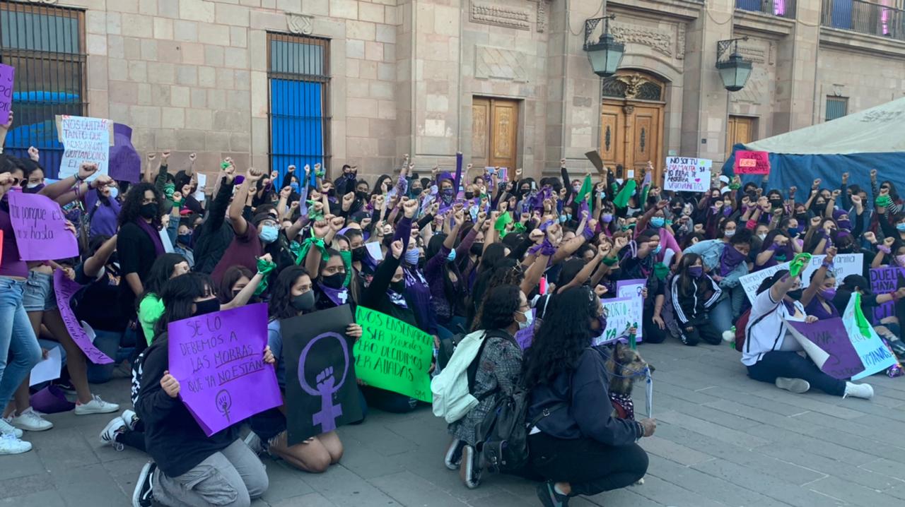  Mujeres se manifiestan pacíficamente por el 8M