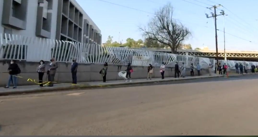  Se registran largas filas para la primera dosis de la vacuna anti COVID