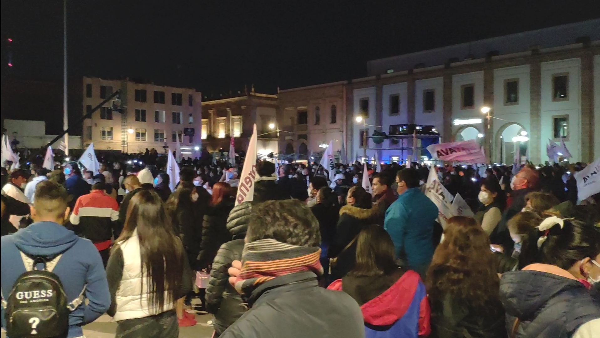  Pese a pandemia, Xavier Nava llena la Plaza Fundadores para arrancar su campaña