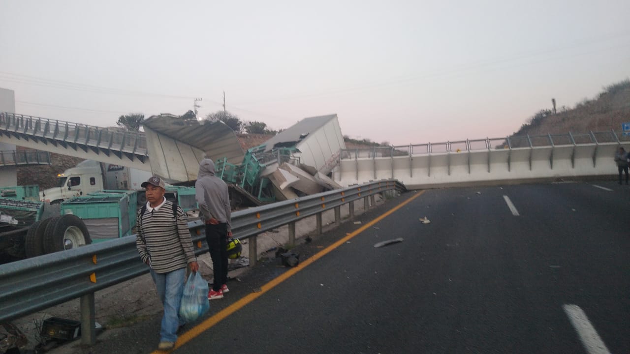  Dormitaba chofer del trailer que derribó puente peatonal en Enramadas
