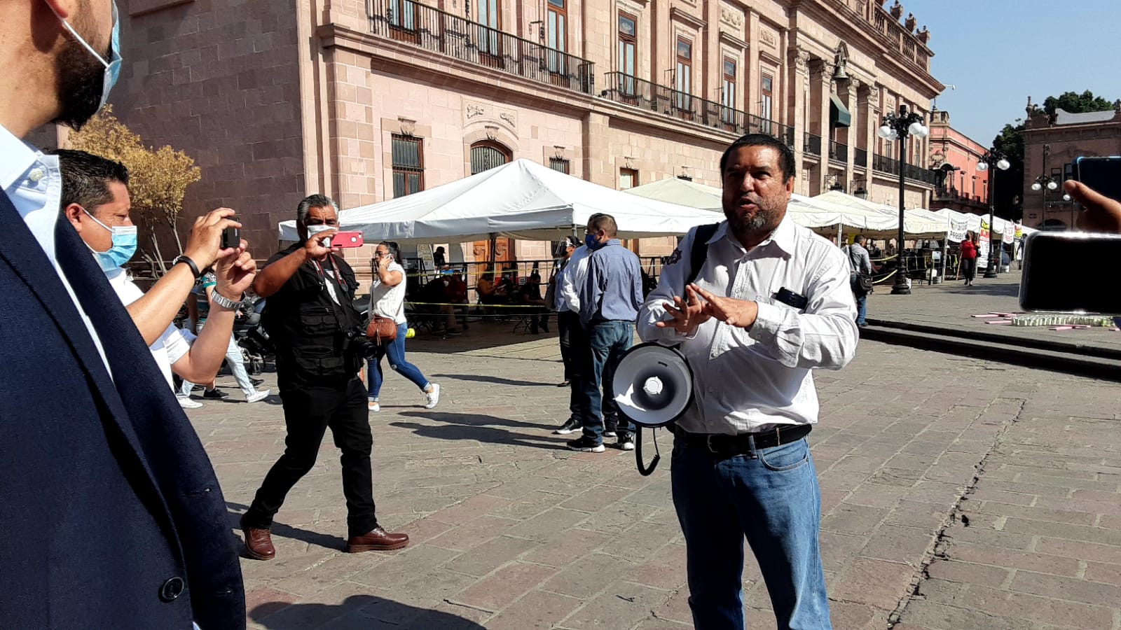  Profesor pide intervención del Congreso para que se entreguen libros de texto