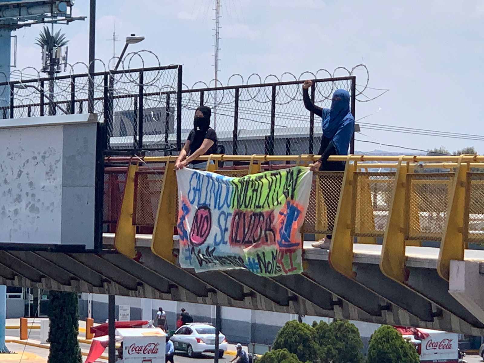  Activistas se manifiestan en contra de Enrique Galindo Ceballos